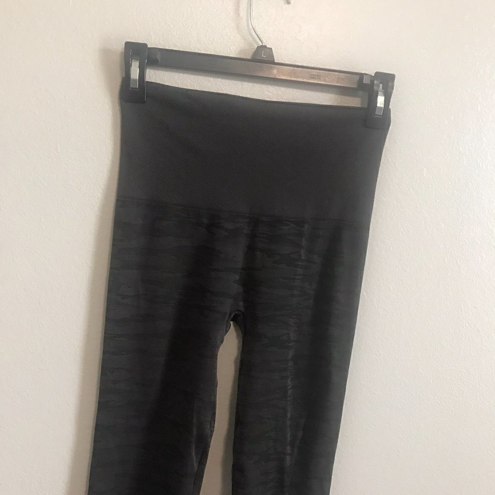 Love Your ASSETS Spanx Black Camo Leggings Size Medium - Picture 4 of 5